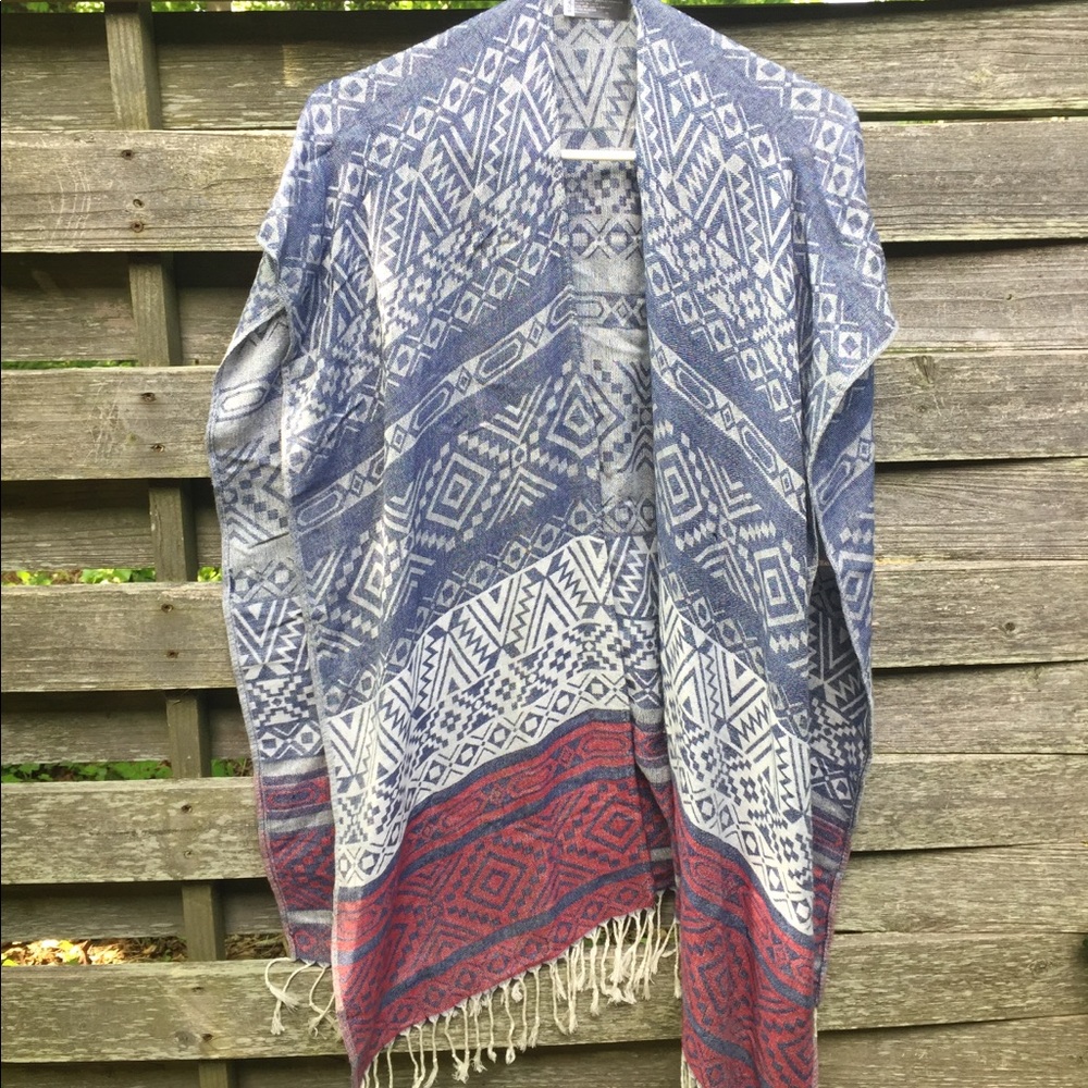 Tilly’s scarf poncho - Picture 2 of 5
